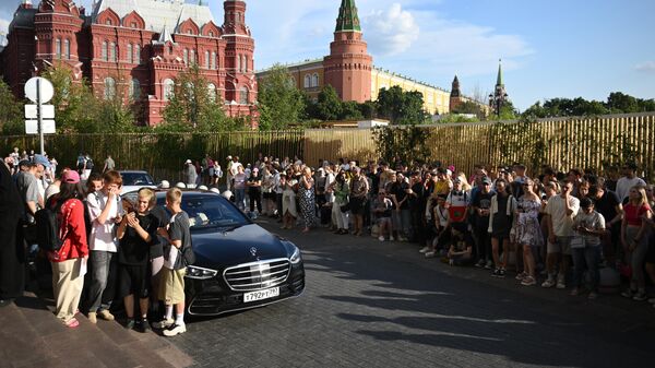 Фанаты музыканта Канье Уэста у отеля Four Seasons в Москве