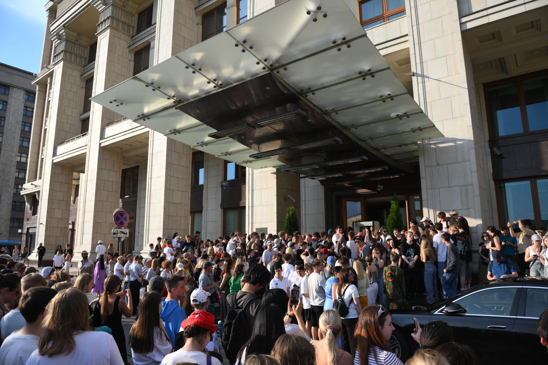 Поклонники музыканта Канье Уэста у отеля Four Seasons в Москве Поклонники музыканта Канье Уэста у отеля Four Seasons в Москве - РИА Новости, 1920, 19.02.2025