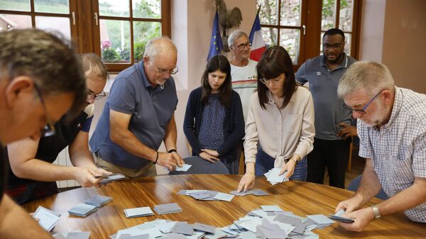 Подсчет голосов на избирательном участке в Сультс-ле-Бен, Восточная Франция