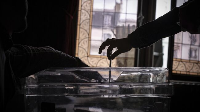 Голосование на избирательном участке первого тура парламентских выборов в Париже. Архивное фото