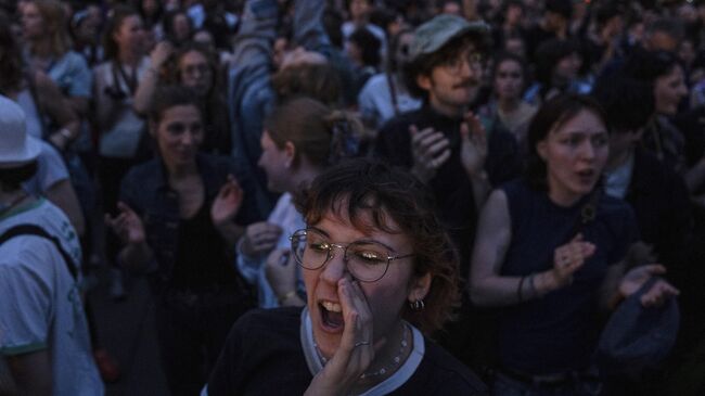 Протестующие в Париже на фоне итогов I тура выборов в законодательные органы