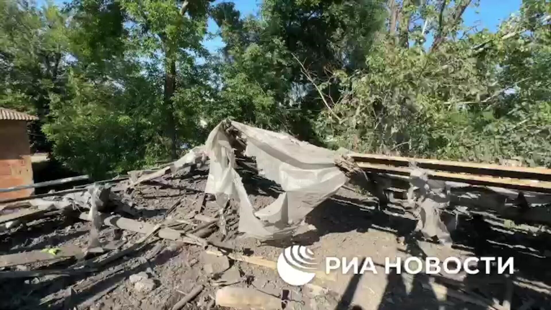 Кассетный боеприпас ВСУ при обстреле Петровского района Донецка попал в жилой дом - РИА Новости, 1920, 01.07.2024