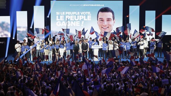 Лидер французской крайне правой партии Национальное объединение Джордан Барделла и председатель парламентской фракции Марин Ле Пен во время предвыборного мероприятия в Париже, 2 июня 2024 года