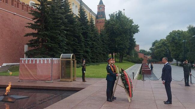Чрезвычайный и полномочный посол Республики Беларусь в РФ Дмитрий Крутой возложил венок к Могиле Неизвестного солдата