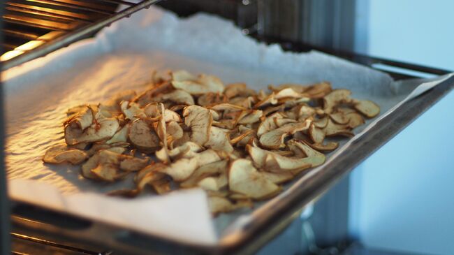 Приготовление яблочных чипсов