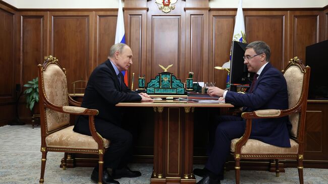 Президент России Владимир Путин и министр науки и высшего образования Валерий Фальков во время встречи