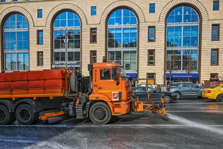 Специалисты Комплекса городского хозяйства Москвы производят полив дорожного полотна Специалисты Комплекса городского хозяйства Москвы производят полив дорожного полотна