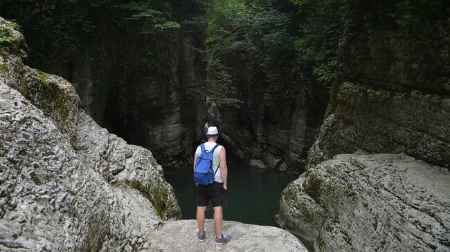 Турист на территории обустроенного природного комплекса Агурское ущелье и водопады в Хостинском районе города Сочи