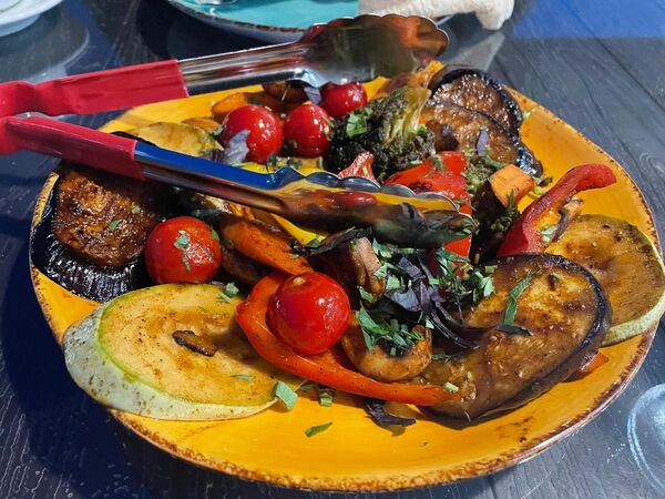 Печеные овощи в ресторане на берегу озера Севан, Армения Печеные овощи в ресторане на берегу озера Севан, Армения