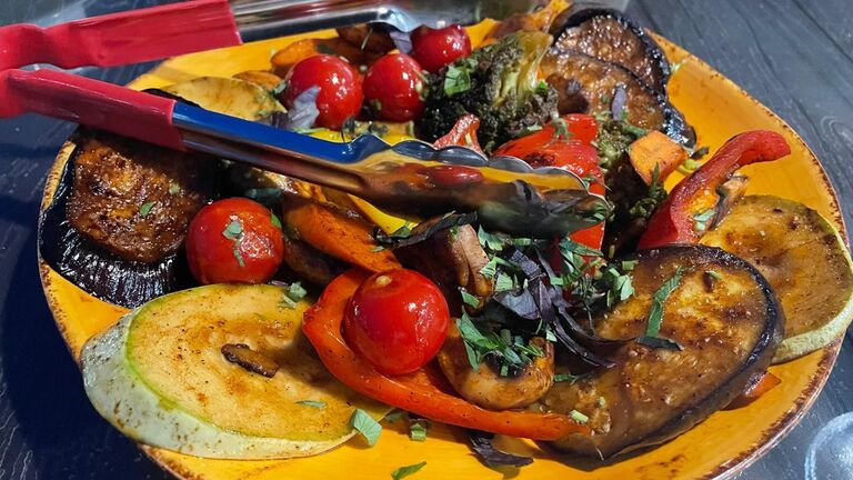 Печеные овощи в ресторане на берегу озера Севан, Армения