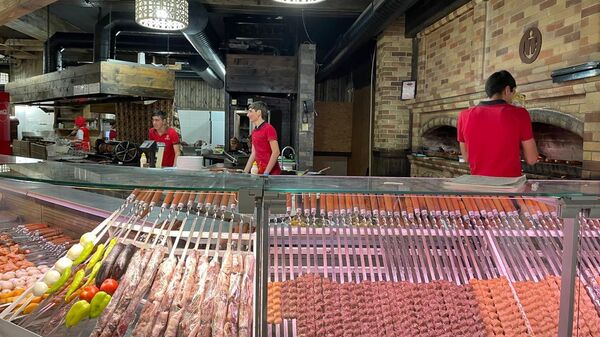 Армения. В окрестностях озера Севан можно купить готовые шашлыки и приготовить их на берегу