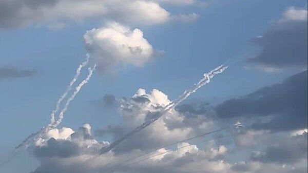 Следы от ракет ПВО в небе над Севастополем