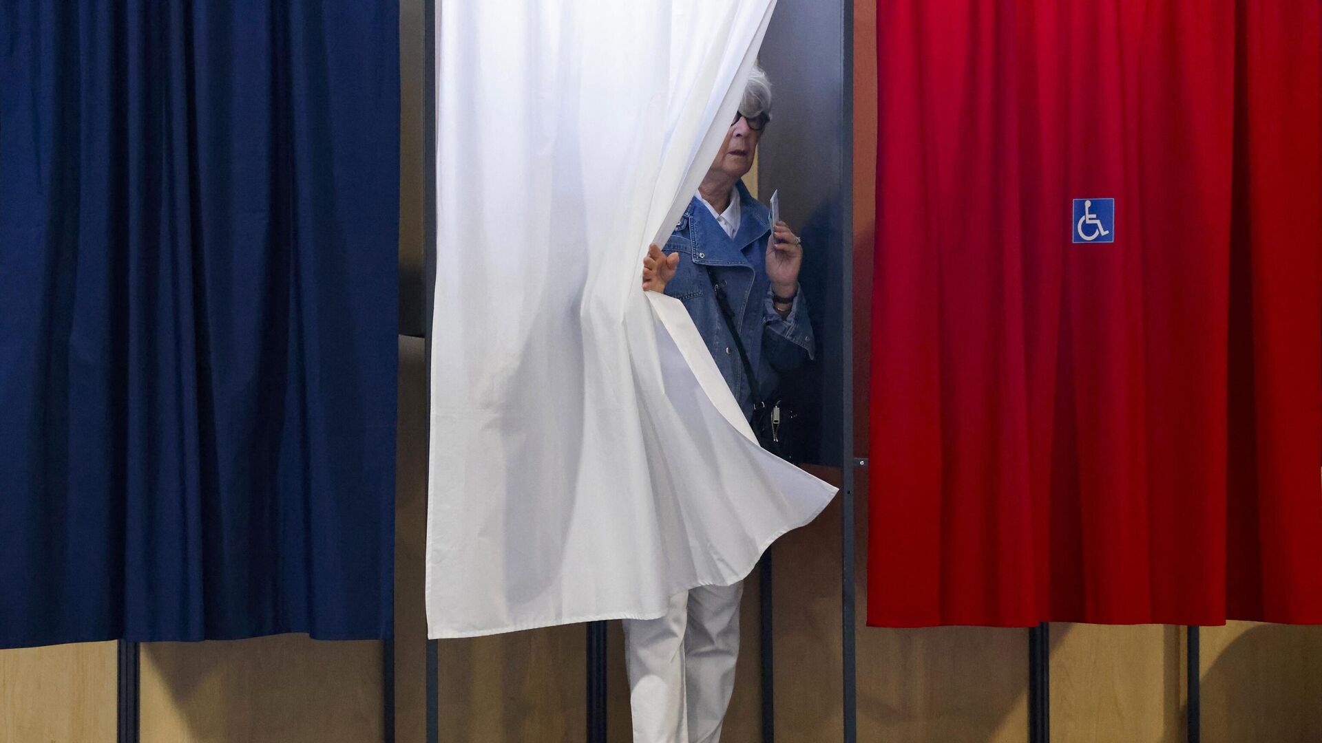 Избирательница во время парламентских выборов в Ле-Туке. 30 июня 2024 - РИА Новости, 1920, 02.07.2024