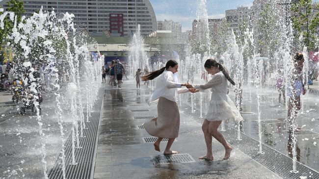 Девушки у фонтана в парке культуры и отдыха Ходынское Поле в Москве