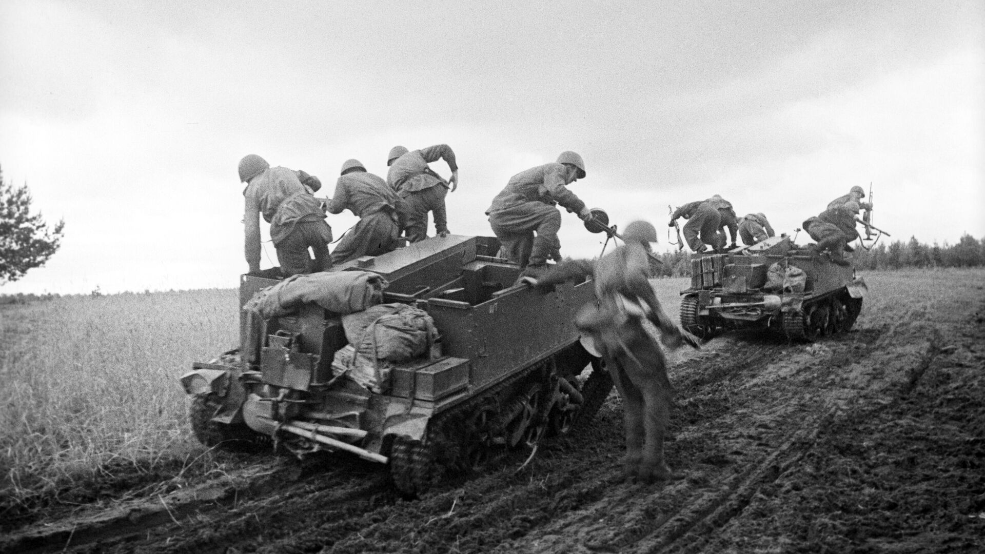 Великая Отечественная война 1941-1945 гг. Белорусская наступательная операция Багратион. Солдаты 1-го Белорусского фронта во время боевой операции - РИА Новости, 1920, 03.07.2024