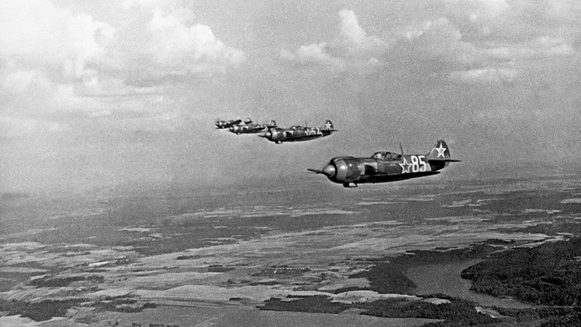 Белорусская стратегическая наступательная операция Багратион. Группа истребителей Ла-5ФН именной эскадрильи Монгольский Арат 2-го гвардейского истребительного авиаполка 322-й истребительной авиационной дивизии в полете Белорусская стратегическая наступательная операция Багратион. Группа истребителей Ла-5ФН именной эскадрильи Монгольский Арат 2-го гвардейского истребительного авиаполка 322-й истребительной авиационной дивизии в полете - РИА Новости, 1920, 17.11.2025