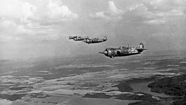 Белорусская стратегическая наступательная операция Багратион. Группа истребителей Ла-5ФН именной эскадрильи Монгольский Арат 2-го гвардейского истребительного авиаполка 322-й истребительной авиационной дивизии в полете