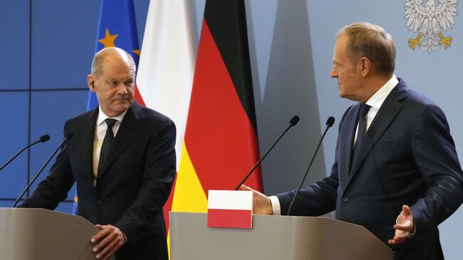 Канцлер ФРГ Олаф Шольц и премьер-министр Польши Дональд Туск на пресс-конференции в Варшаве, 2 июля 2024 года