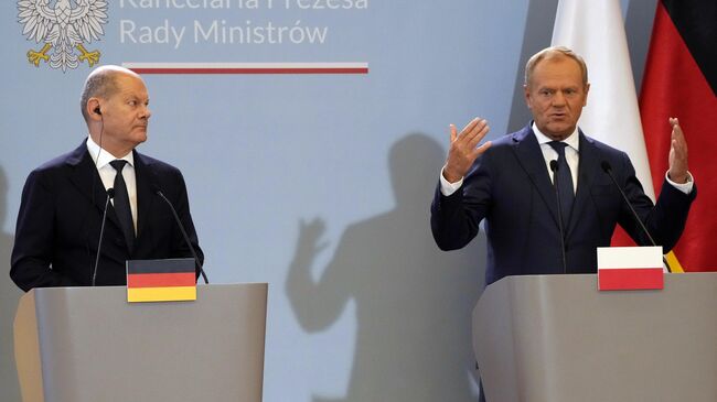 Канцлер ФРГ Олаф Шольц и премьер-министр Польши Дональд Туск на пресс-конференции в Варшаве. 2 июля 2024