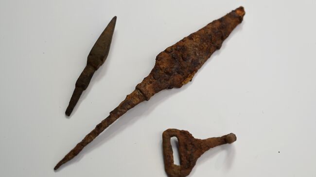 Наконечники стрел и колчанный крюк, обнаруженные археологами на месте Судбищенской битвы 