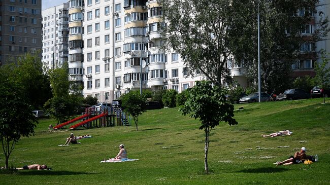 Люди отдыхают в парке Каскад Кировоградских прудов в Москве