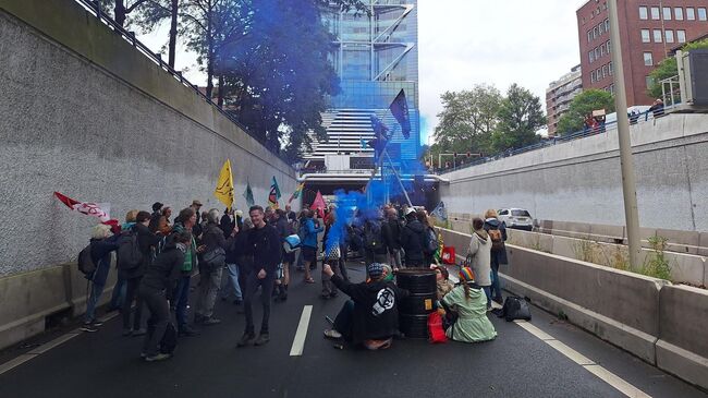 Экоактивисты во время акции протеста в Гааге, Нидерланды