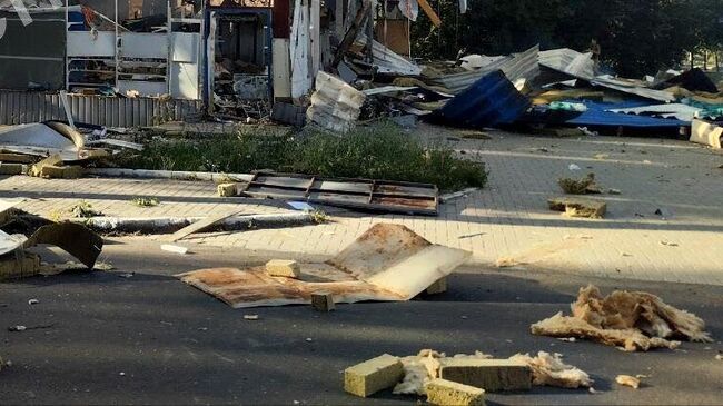 Последствия ракетного удара по Первому Республиканскому супермаркету, расположенному на Киевском проспекте Донецка