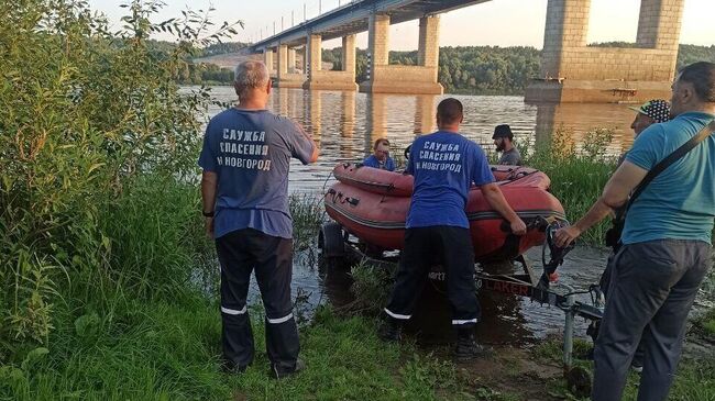 Спасатели на месте происшествия, где на Стригинском мосту через реку Оку при проведении строительных работ в воду сорвалась подвесная люлька, в которой находились 2 человека на окраине Нижнего Новгорода. 2 июля 2024