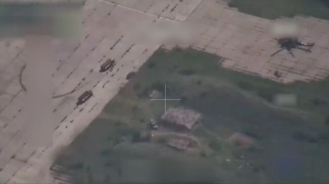 Кадры уничтожения вертолета ВСУ Ми-24  ударом Искандера на аэродроме Полтава