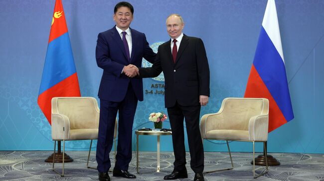 Президент РФ Владимир Путин и президент Монголии Ухнагийн Хурэлсух во время встречи на полях саммита Шанхайской организации сотрудничества