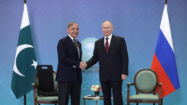  Президент РФ Владимир Путин и премьер-министр Исламской Республики Пакистан Шехбаз Шариф во время встречи на полях саммита Шанхайской организации сотрудничества