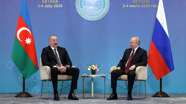 Президент РФ Владимир Путин и президент Азербайджана Ильхам Алиев во время встречи на полях саммита Шанхайской организации сотрудничества