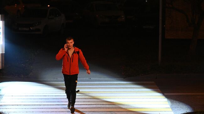 Мужчина переходит дорогу в темное время суток