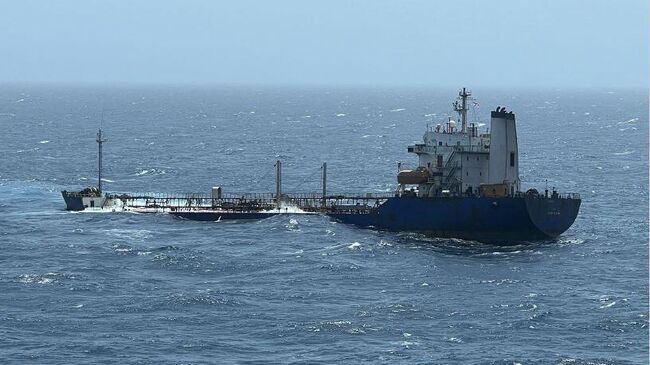 Терпящий бедствие танкер Lavant в Аденском заливе