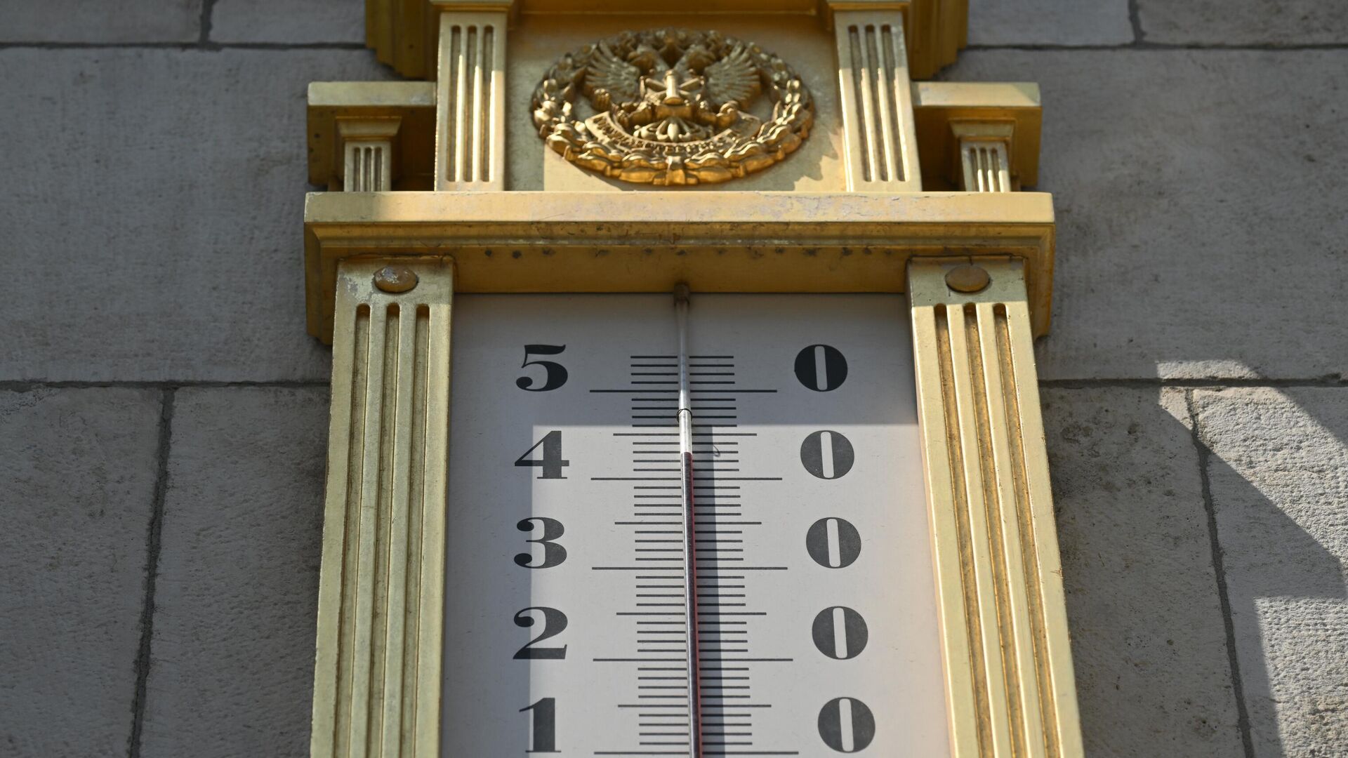 Ртутный градусник на здании в Москве. 3 июля 2024 - РИА Новости, 1920, 03.07.2024