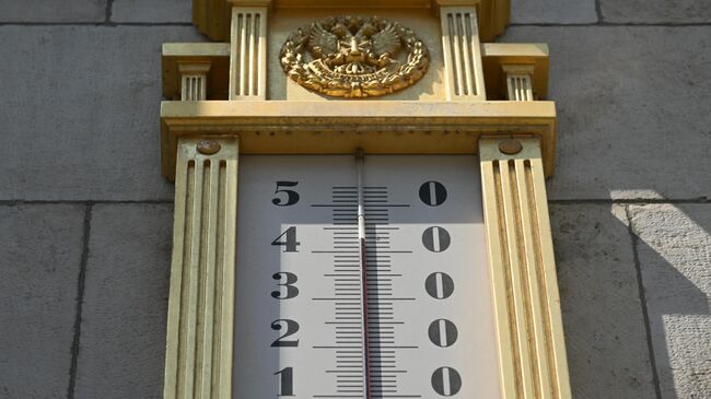 Ртутный градусник на здании в Москве. 3 июля 2024