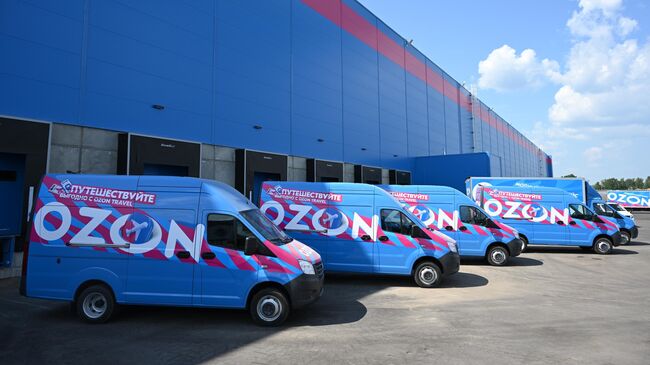 Машины у оптово-распределительного центра группы компаний Ozon в Зеленодольске