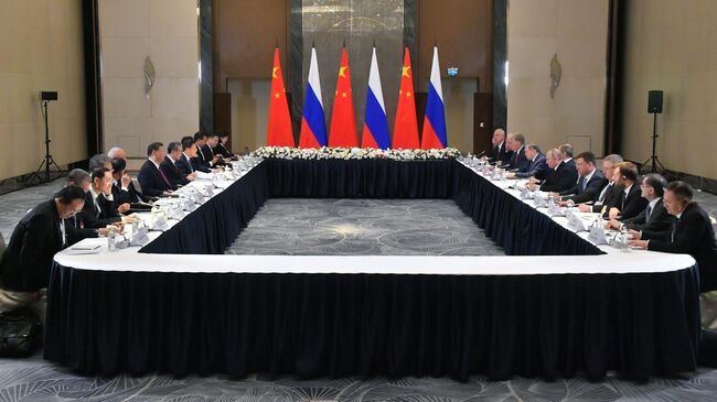 Президент России Владимир Путин и председатель КНР Си Цзиньпин во время встречи на полях саммита Шанхайской организации сотрудничества