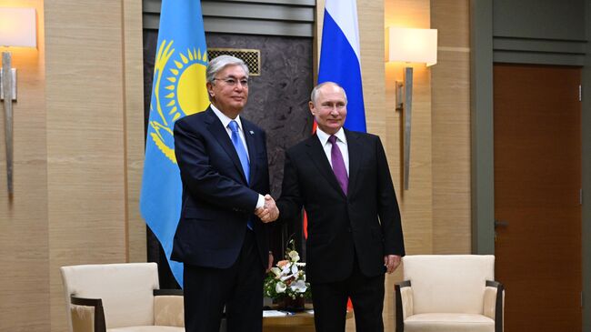 Президент России Владимир Путин и президент Республики Казахстан Касым-Жомарт Токаев во время встречи