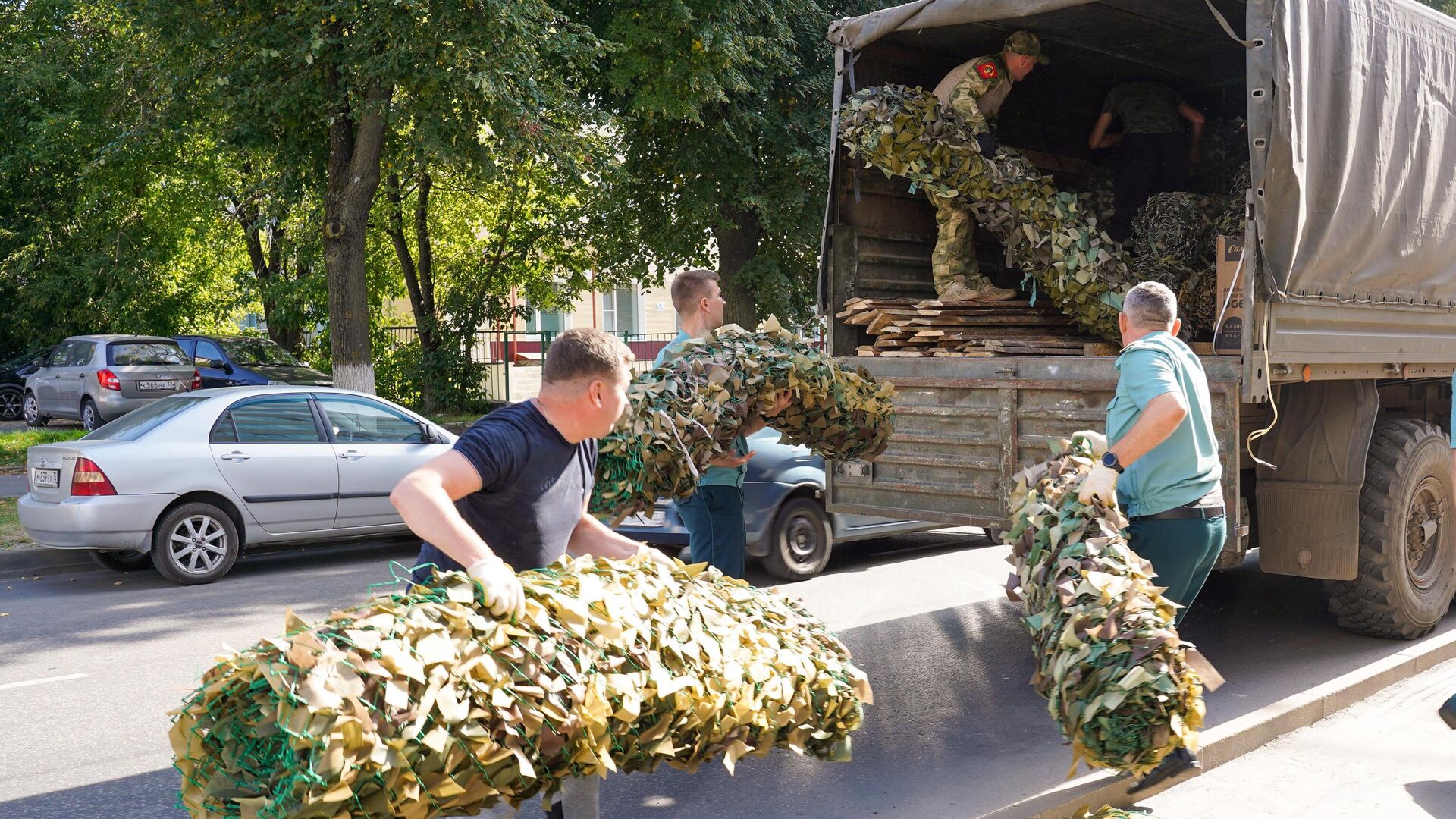 Погрузка маскировочных сетей от Брянской таможни для бойцов спецоперации - РИА Новости, 1920, 03.07.2024