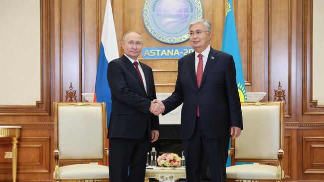 Президент России Владимир Путин и президент Республики Казахстан Касым-Жомарт Токаев во время встречи на полях саммита Шанхайской организации сотрудничества
