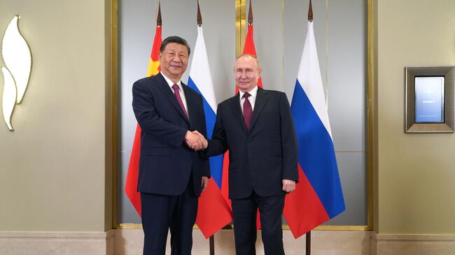 Президент России Владимир Путин и председатель КНР Си Цзиньпин во время встречи на полях саммита Шанхайской организации сотрудничества (ШОС)