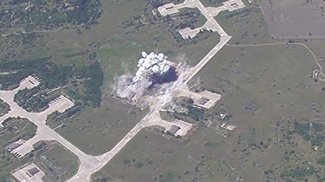 Искандер нанес ракетный удар по стоянке авиационной техники на аэродроме Долгинцево. Кадр видео