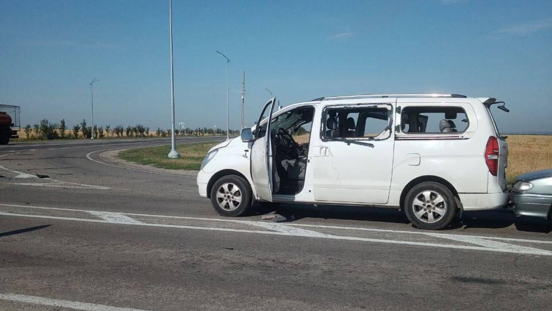 Последствия атаки БПЛА на автодороге Борисовка — Байцуры в Белгородской области - РИА Новости, 1920, 04.07.2024