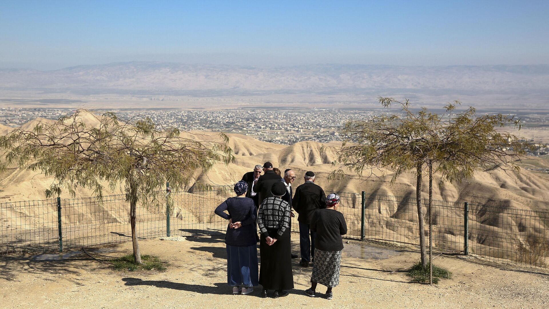 Израильские поселенцы стоят на смотровой площадке с видом на город Иерихон на Западном берегу реки Иордан - РИА Новости, 1920, 04.07.2024