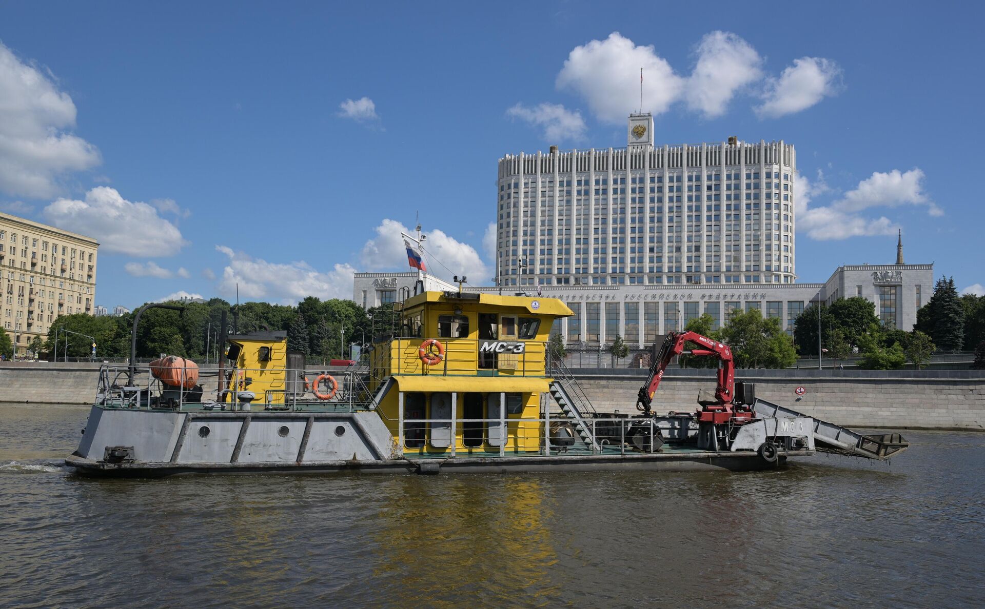 Судно-мусоросборщик МС-3 на Москве-реке - РИА Новости, 1920, 04.07.2024