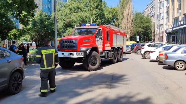 Сотрудники МЧС на месте происшествия, где в одной из квартир пятиэтажного дома взорвался электровелосипед в центре Саратова