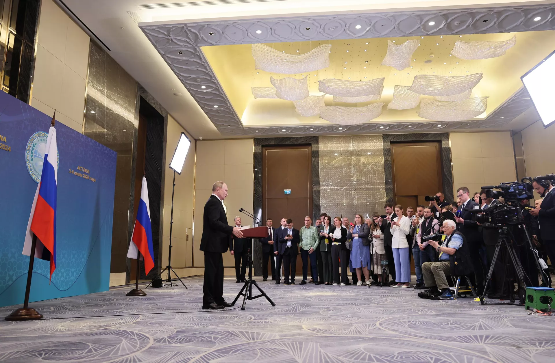 Президент РФ Владимир Путин во время подхода к представителям российских СМИ по итогам саммита Шанхайской организации сотрудничества Президент РФ Владимир Путин во время подхода к представителям российских СМИ по итогам саммита Шанхайской организации сотрудничества - РИА Новости, 1920, 04.07.2024