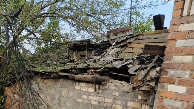 Последствия обстрела со стороны ВСУ в посёлке Победы в Центрально-Городском районе Горловки. 4 июля 2024