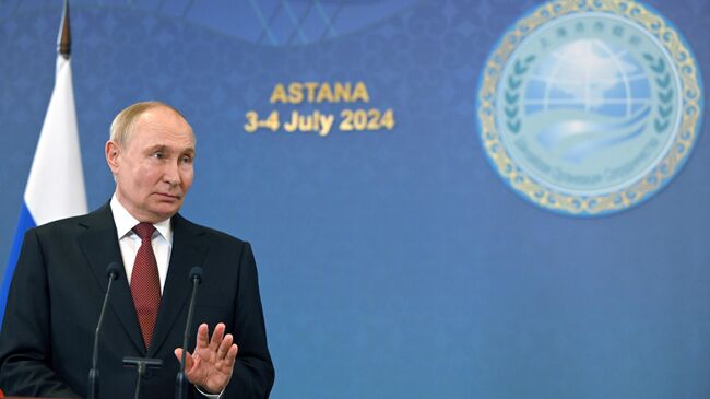 Президент РФ Владимир Путин во время подхода к представителям российских СМИ по итогам саммита Шанхайской организации сотрудничества. 4 июля 2024